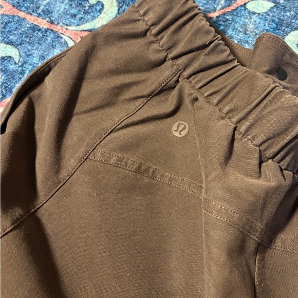 Women’s lululemon cargo pants - Picture 4 of 6